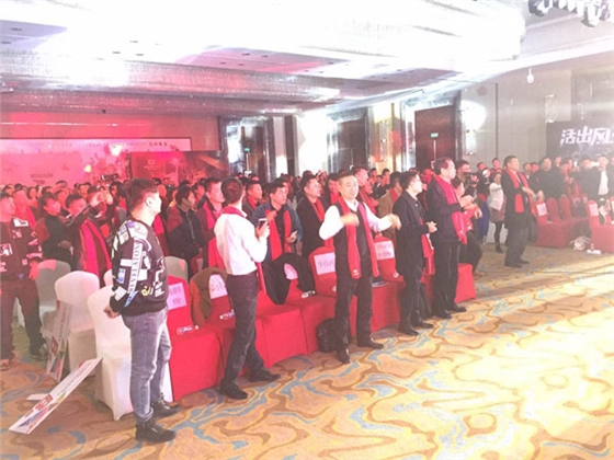 年會紅色圍巾現場