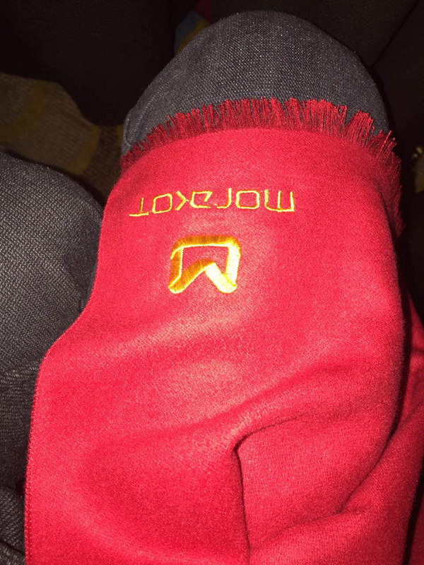 莫拉克年會紅色圍巾