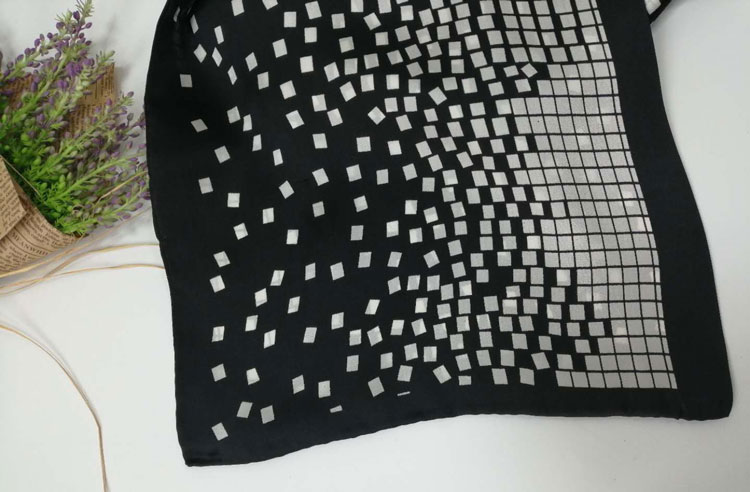 男士游戲方塊領巾細節