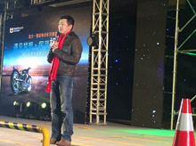 龍翔紡織為莫拉克電動車定制年會紅色圍巾